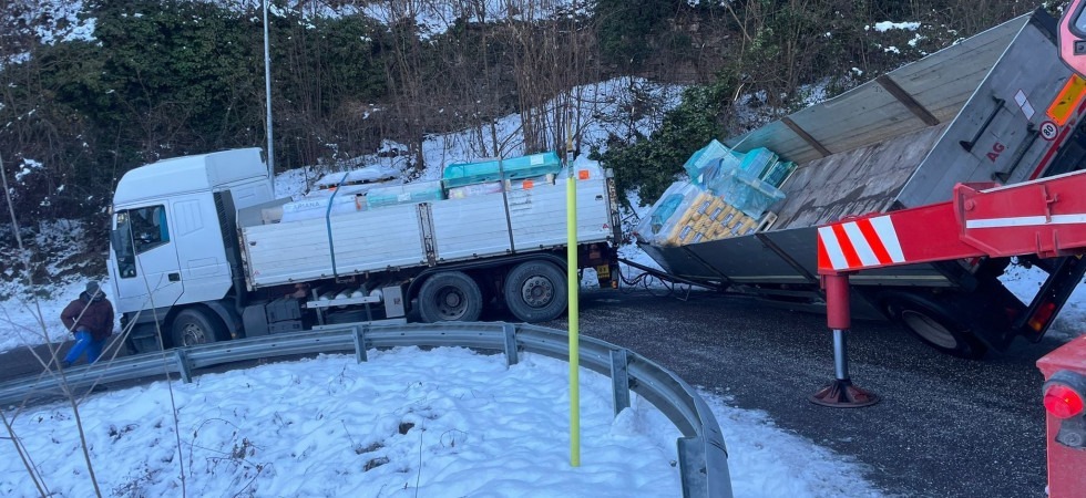 Povo, il camionista tradito dal navigatore rimane incastrato e il rimorchio rischia di ribaltarsi